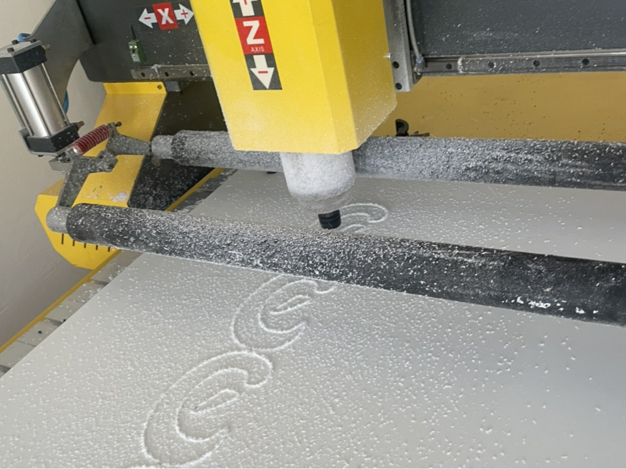 CẮT CHỮ CHẤT LIỆU FOMEX