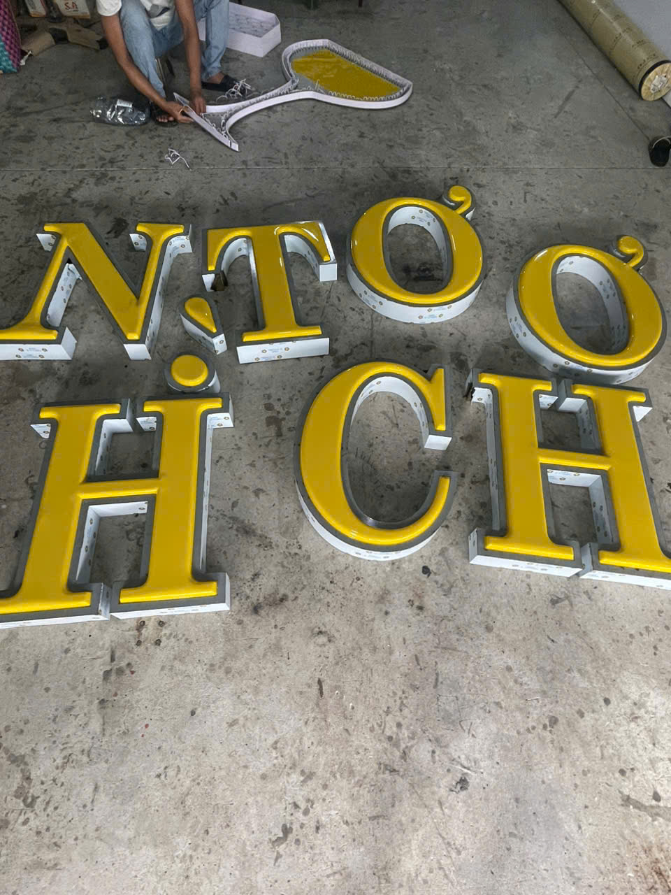 BỘ CHỮ MICA HÚT NỔI LỌNG VIỀN INOX VÀNG GƯƠNG TẠI ĐÀ NẴNG