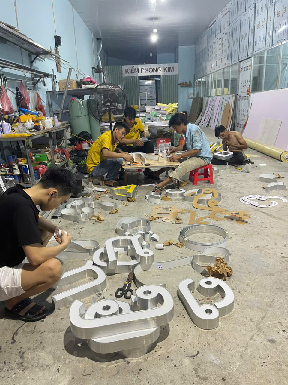 GIA CÔNG SẢN XUẤT BỘ CHỮ MICA CHÂN NHÔM SÁNG ĐÈN XUẤT SANG NƯỚC BẠN LÀO