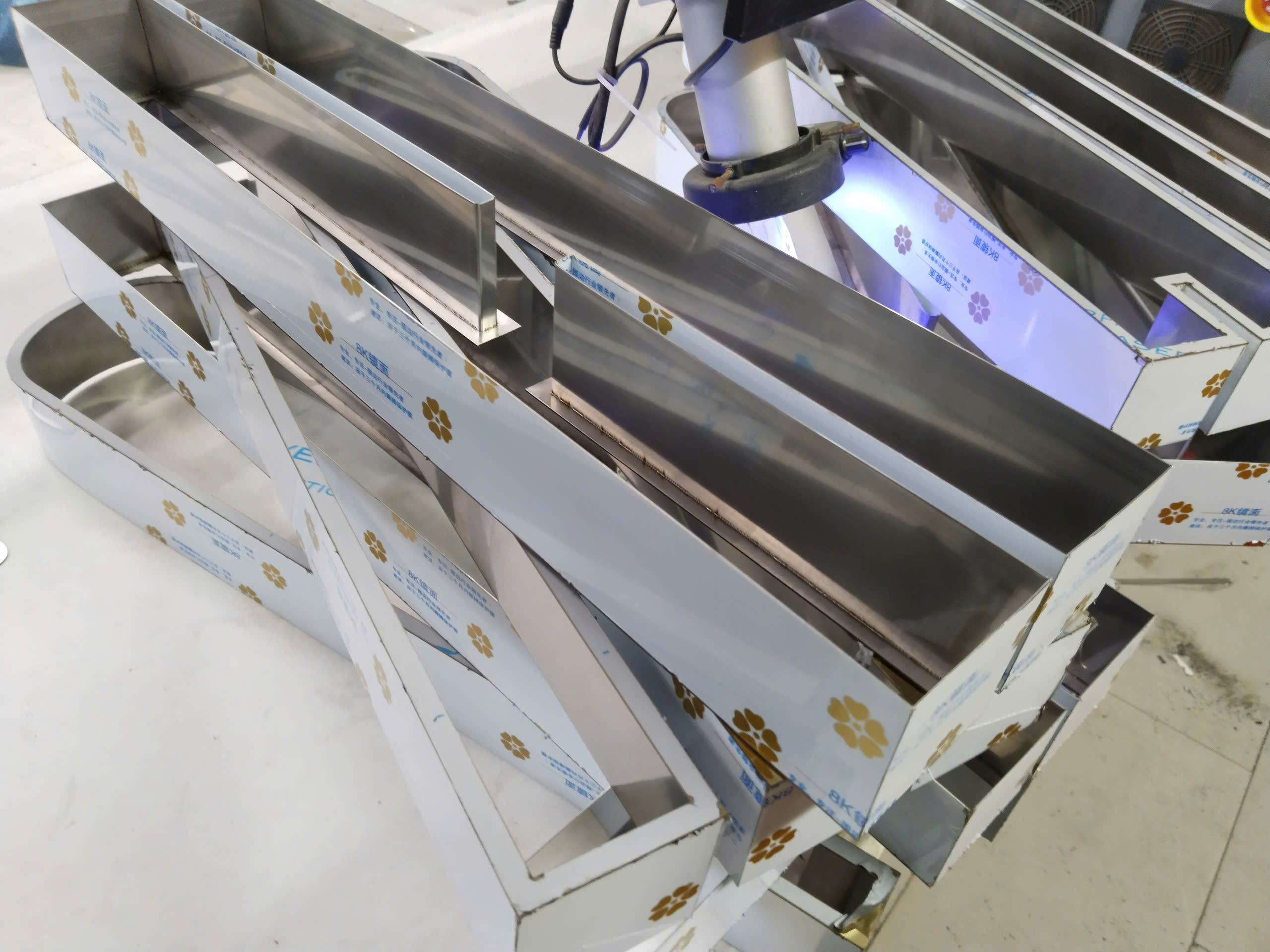 GIA CÔNG HÀN CHÂN CHỮ INOX