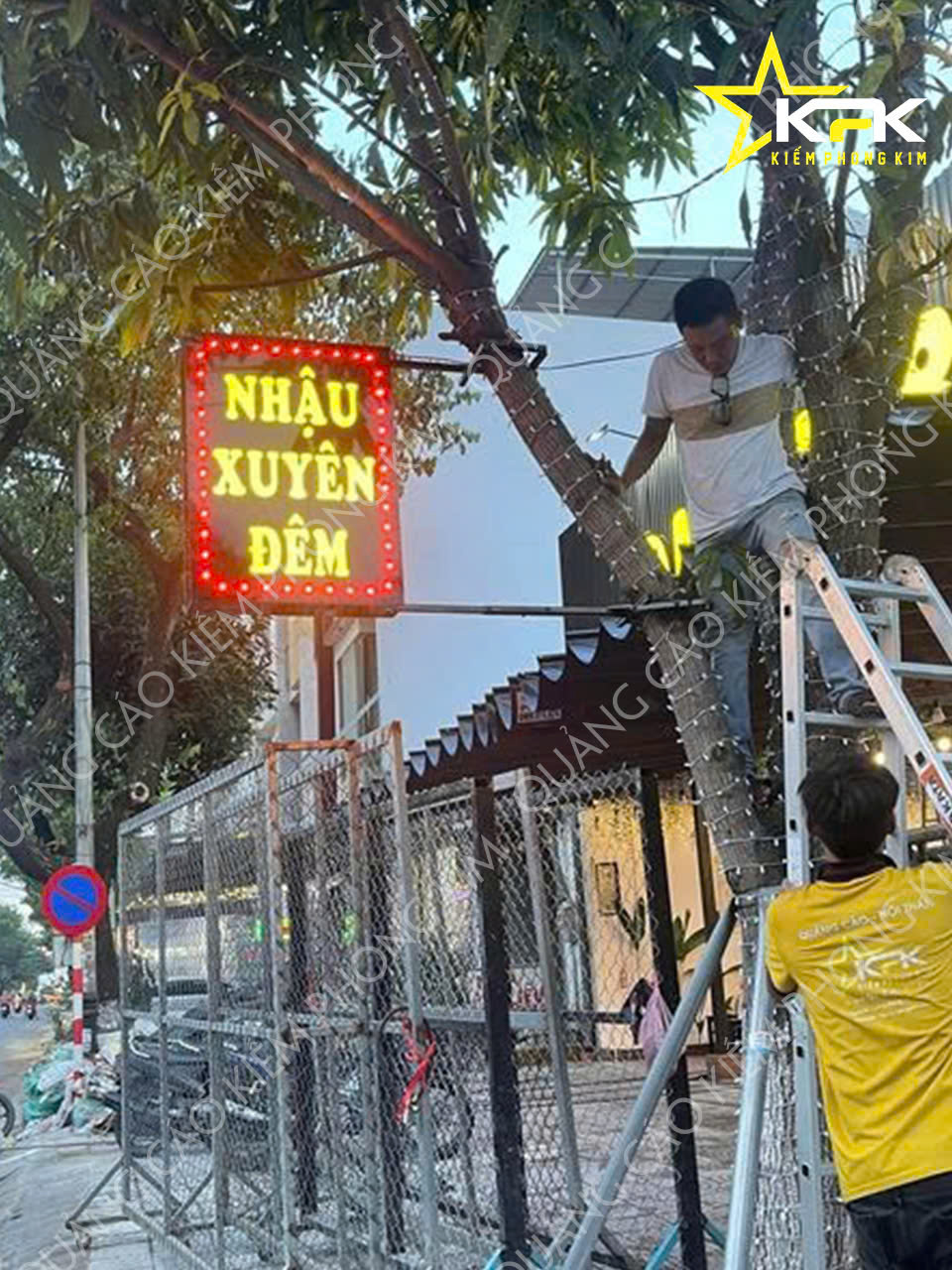 THI CÔNG LẮP ĐẶT HỘP ĐÈN LED CHẠY VIỀN TẠI NHẬU XUYÊN ĐÊM ĐÀ NẴNG